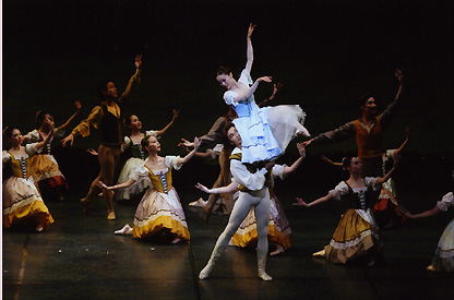 レッスン料金（入会金と月謝） 年齢に合わせたクラスごとの スケジュールのご案内。