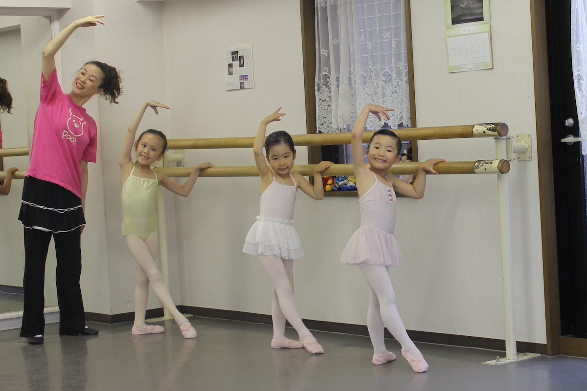 ゆうこ♡バレエスタジオの講師紹介。 解剖学に基づいた身体の使い方と 一人ひとりに寄り添う指導を行います。